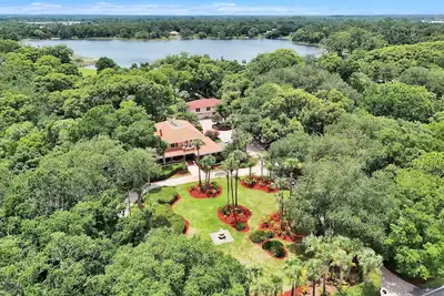 Image de Lakefront Estate on 5 acres with Pavilion. Absolutely stunning.