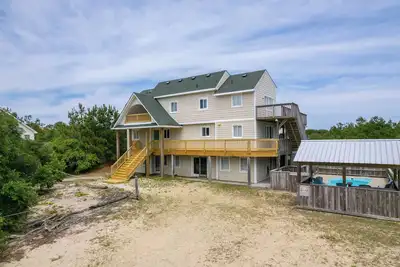 Image de See the wild horses from your spacious 8-bedroom home in the 4x4 Carova Beach