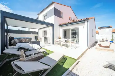 Image de Maison Moderne Avec Spa Terrain De Boules & Pergola Bioclimatique 12 Kms Plage