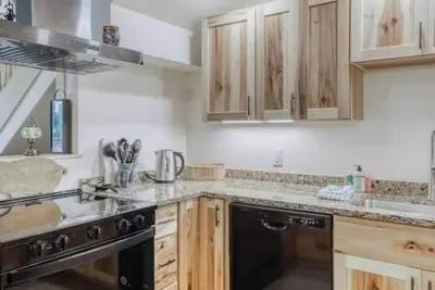 Image de New Construction! Ski-In/Ski-Out Condo, fire place, Bunk room