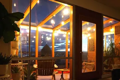 Image de Mid-Century Manette Charmer, 2 bd, 2 bath w\/view