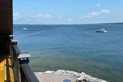 Image de The Bayview, a lakehouse with 270 degree view of Guffin Bay and Adams Cove.