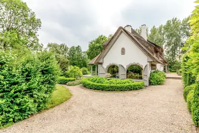 Image de Gorgeous mansion in garden park — large parking, accessible & self check-in