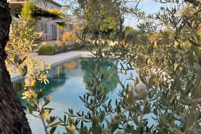 Image de Lodge de charme proche de Lourmarin, piscine oliviers et borne de recharge 11kW