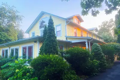 Image de HollyKissHudsonValley Full House + Renovated Upstairs Red Barn and Loft