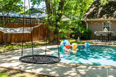 Image de Pool House w/ Outdoor Bar, Game Room & Movie Room