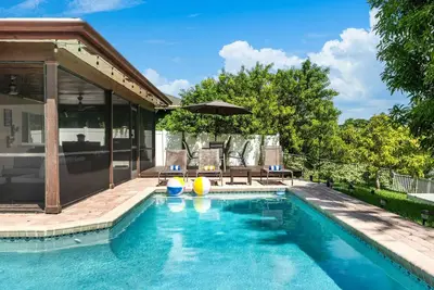 Image de BBQs & Breezes: Waterfront Pool House Escape