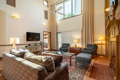 Image de Vintage Home with Retro Charm & Grilling Patio