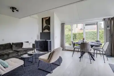 Image de Yellow Warbler I Trendy Home with Outside Diner