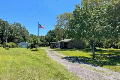Image de Beautiful brick home w/ large porch and 3 bedrooms