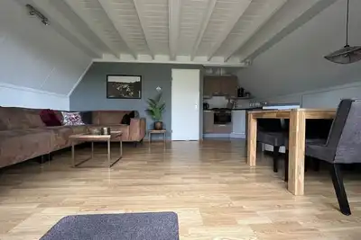 Image de Dunnock I Home with Fireplace in Surrounding Garden