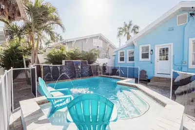 Image de Clearwater Beach Bungalow Steps from the sand! Private Heated Pool!