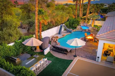 Image de Waterslide, Pickleball, Game Room, Tesla Charger