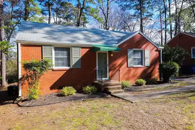 Image de Quiet Charming 3 Bed 1 Bath, Well-Appointed Home in Prime Location