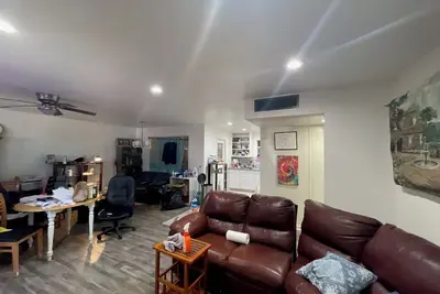 Image de Sun City home with spacious indoor and outdoor living area. 1 55+ adult required