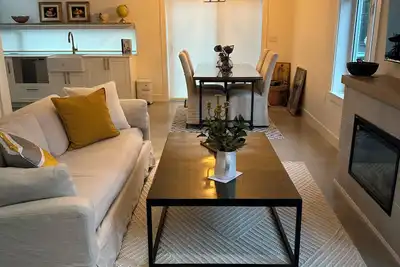 Image de Charming country home in beautiful Pt Grey Village. Close to Beach, Ubc, Dt.