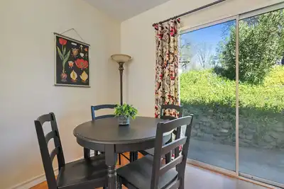 Image de Kokanee Cottage - Furnished Studio - Beautiful setting - 30 day rate discounts!