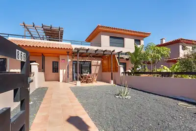 Maison de vacances 'Sweet Home Majanicho' avec vue sur la mer, piscine partagée et Wi-Fi