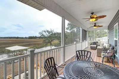 Image de Dock & Fire Pit: Waterfront Midway Retreat!