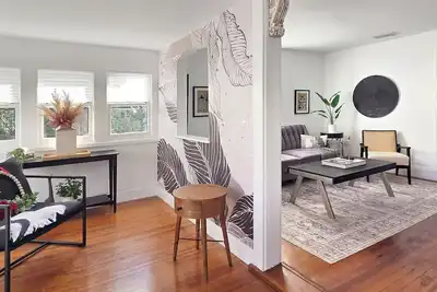 Image de Charming 2-bedroom Cottage Close to Downtown and the Beach No. 1