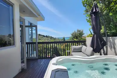 Image de Elevated Coastal Retreat in Maraetai