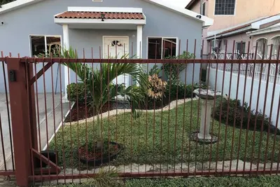 Image de Beautiful cottage. The perfect balance of cozy, modern, urban and country.