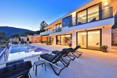 Villa for 8 with fantastic seaviews & infinity pool, quiet location