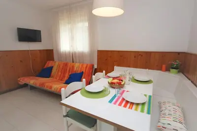 Image de Villa familiale ensoleillée en bord de mer avec jardin privé à proximité de la plage