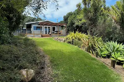 Image de Sunny and so central waiheke bach, close to supermarket food trucks and buses.