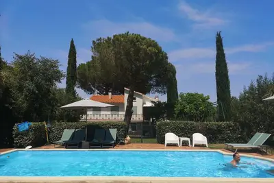 Image de À l'ombre des pins. Maison avec piscine, premier étage, vue montagne et jardin