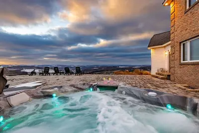 Image de Top of the World Wellsboro -Spacious Home w\/ Pickleball, Hot Tub, Pond, A+ View!