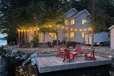 Image de Beautiful well kept Private waterfront cottage on Big Gull Lake