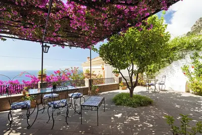 Image de Breathtaking view of the ocean from a typical Amalfi coast house