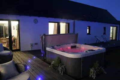 Image de An Linnean: Cosy serene island escape with sea views / hot tub. Pet-friendly