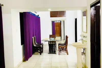 Image de Spacious 4-bedroom apartment in lovely Dhaka Gulshan with Ac, WiFi