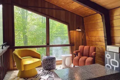 Image de Unique Insta-Worthy Poconos Chalet - Fireplace / Pool / Beach/ Lake / Fire Pit