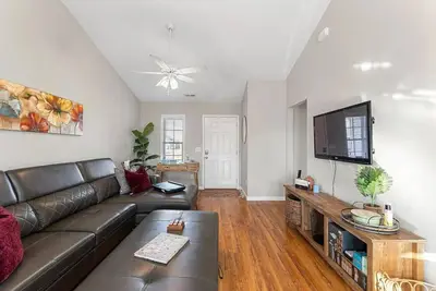 Image de 4 Bed Beach Getaway! Fenced Yard + Garage Parking