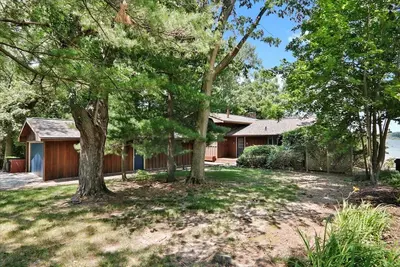 Image de Tranquil Lakefront Retreat: Your Perfect Getaway on Lake Bloomington