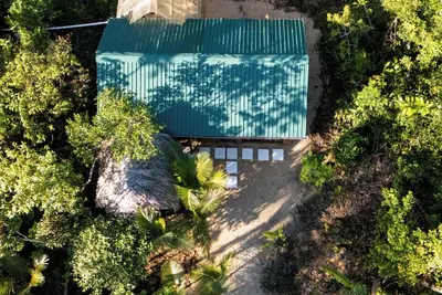 Jungle House 100m to Beach for 4 people. Starlink + Kayaks. 5 mins to Zapatillas