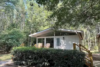 Image de Located near the Whiskey Bonding Barn and Wild Daisy wedding venues!