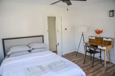 Image de Front Lake House View. Sleeps up to 4. Convenient location. Unit#2. NoLake access