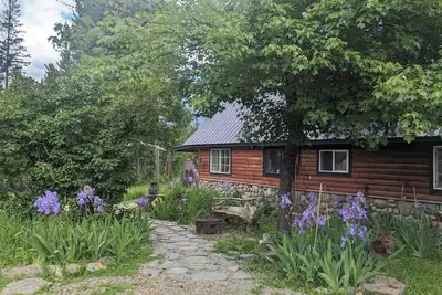 Image de Cabin on a working homestead in Heron, Mt. \" Heifer, Pork and Pecker Farm\"\n