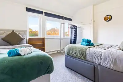 Image de Group Stays, 4 Bedroom, Spacious Home in Bs4, Van & Car Parking, Sleeps 7