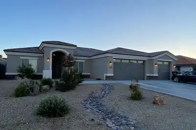 Image de Great for traveling for work or a vacation. Spacious 4-bedroom house in Kingman