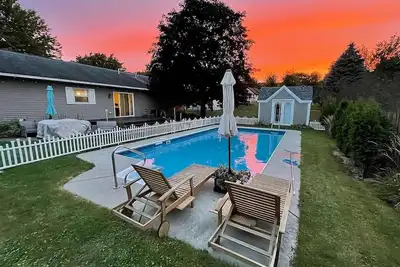 Image de The Ultimate Playhouse: Heated Pool-Fireplace-Game Room-TheaterLounger-2Dogs Ok