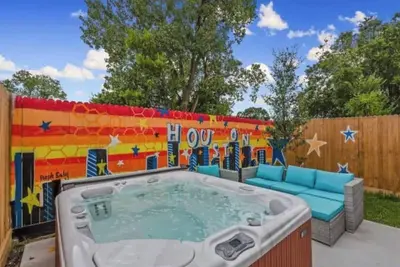 Image de Houston Hideaway: Tub Sanctuary