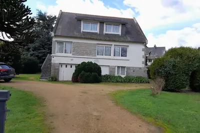 Image de maison lumineuse sur terrain clos de 900m2, proche port et plage de Ploumanach