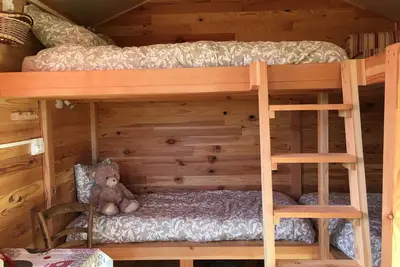 Image de Idéal pour famille ou entre amis, logement au calme dans un atelier de vannerie!