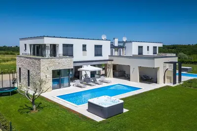 Image de Maison de vacances privée avec bain à remous, Wifi, piscine privée, climatisation, Tv, terrasse