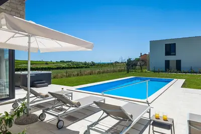 Image de Maison de vacances privée avec bain à remous, climatisation, Wifi, piscine privée, Tv, terrasse